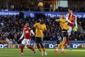 Arsenal vất vả hạ Wolves khi hai đội cùng bị đuổi người